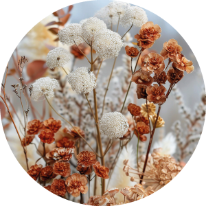 Natuurtinten boeket droogbloemen op vaas